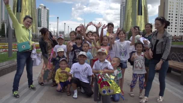 Mütter mit winkenden Kindern genießen das festliche Astana — Stockvideo