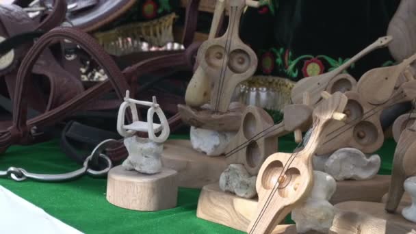 Artel erbjuder souvenirer kazakiska folkkonst — Stockvideo