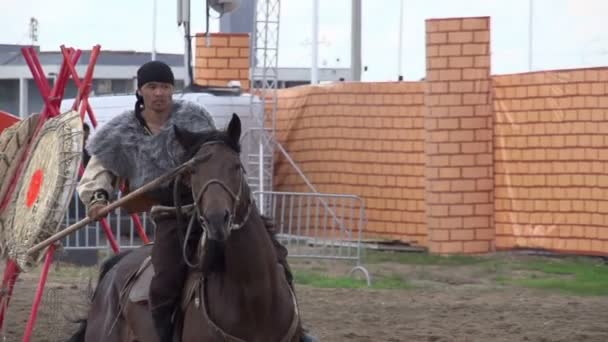Two riders imitate medieval duel on spears — Stock Video
