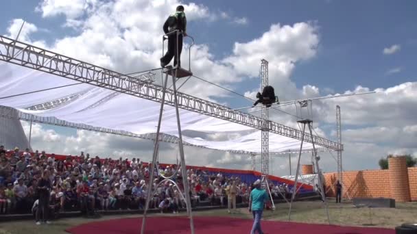 Circus onder de open hemel — Stockvideo