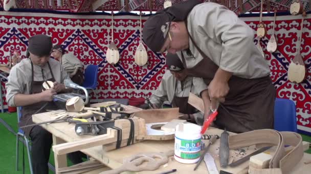 Kunsthandwerker fertigen hölzerne Musikinstrumente — Stockvideo