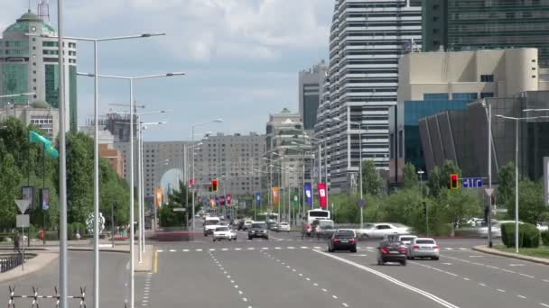 Kreuzung mit aktiver Bewegung der Fahrzeuge — Stockvideo