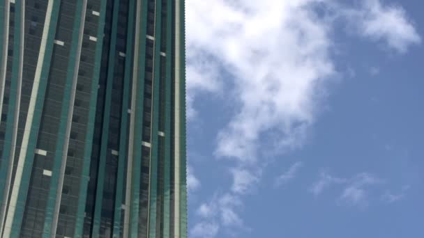 Wieżowiec i chmury — Wideo stockowe