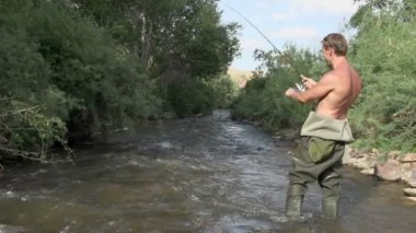 Balıkçı alabalık yakaladı.