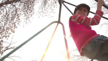 iki çocuk bir salıncağa binmek