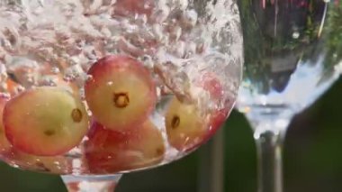 köpüklü su akışı içinde üzüm.