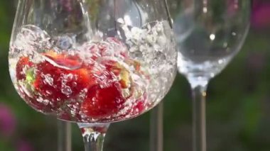 su bir bardak çilek ile içine dökme.