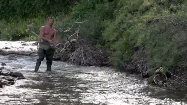 Pescador Pesca de Truta . — Vídeo de Stock