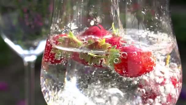 Eau minérale aux fraises . — Video