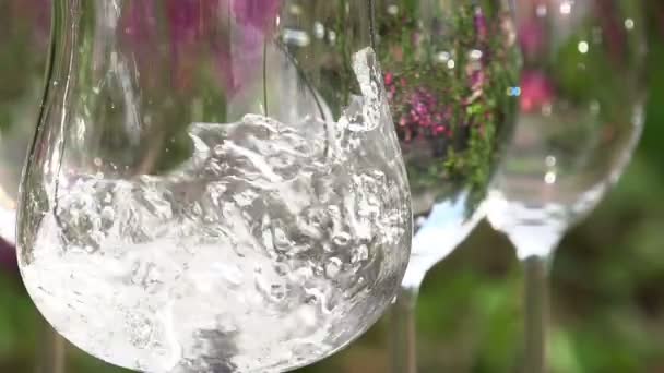 Ein Glas sauberes Wasser füllen. — Stockvideo