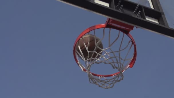 Succesvolle gooien basketbal. — Stockvideo