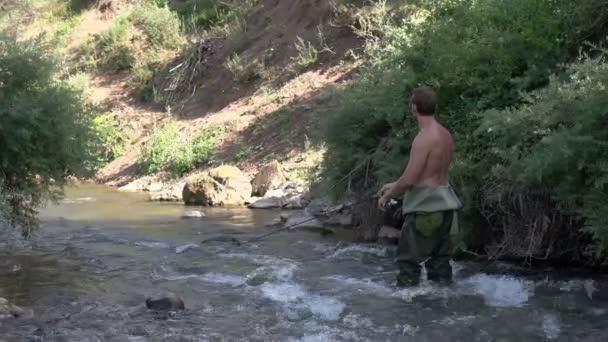 Fiskaren gjutning spinnare. — Stockvideo