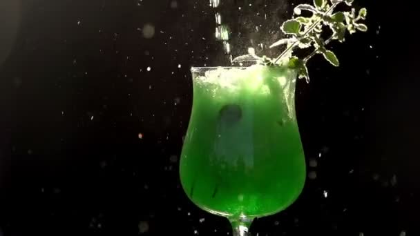Ljus grön mynta drink. — Stockvideo