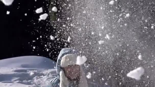 女孩抛出蓬松的雪花 — 图库视频影像