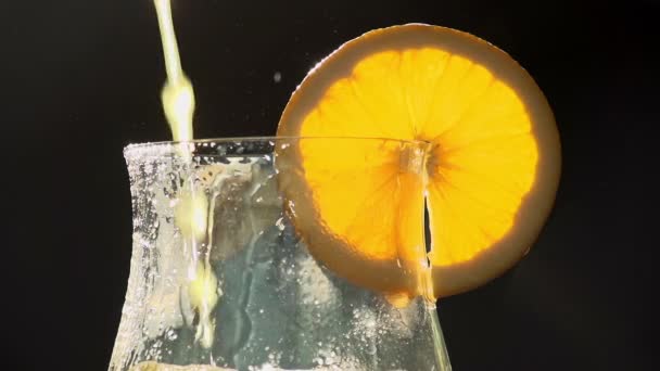 Orangenspritzer im Glas. — Stockvideo