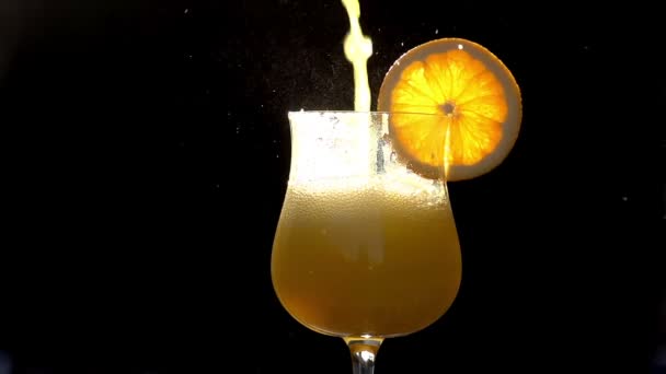 Oranje plons in een glas. — Stockvideo