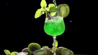 Kivi ve nane kokteyli.