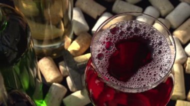 Bir bardak şarap düşen damlalar.