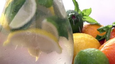 Limonata bir sürahi içinde hazırlanması.