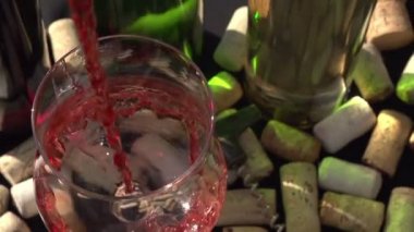 Rose bir cam içine dökülür varlık Wine.