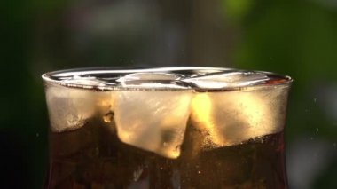 Bir bardak buz ile damla düşüş.