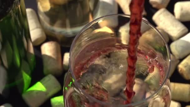 Vin rose versé dans un verre . — Video