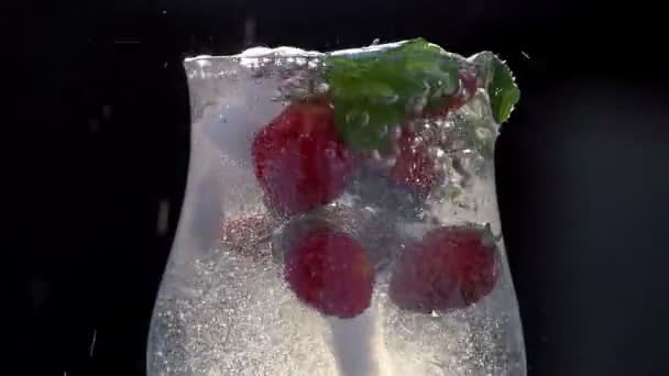 Glas sauberes kaltes Wasser mit Beeren. — Stockvideo