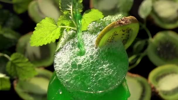 Ins Glas gießt einen grünen Smoothie. — Stockvideo