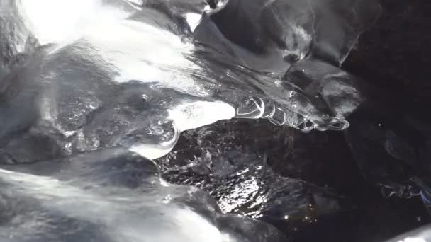 Water onder ijs — Stockvideo