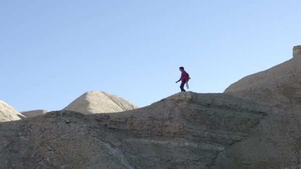 妇女徒步旅行 — 图库视频影像