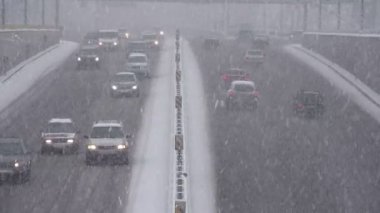 Bir kar yağışı sırasında yol kavşağı.