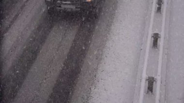 Bir kar yağışı sırasında yol kavşağı.