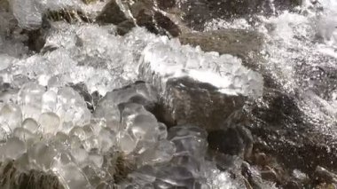 Buz tarafından çevrili şelale