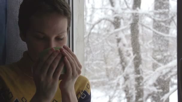 Oung Femme avec une tasse de boisson chaude — Video