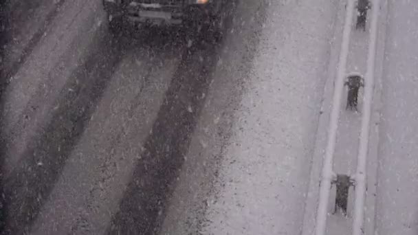 Road junction during a snowfall. — Stock Video