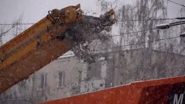 Nieve cae de la cinta transportadora — Vídeos de Stock