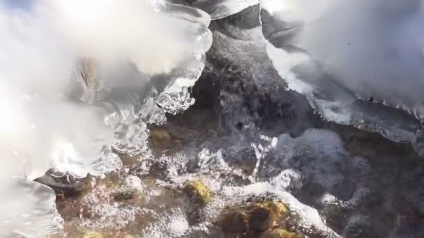 Bergbeek onder het ijs. — Stockvideo