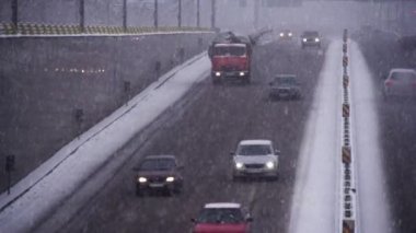 Bir kar yağışı sırasında yol kavşağı