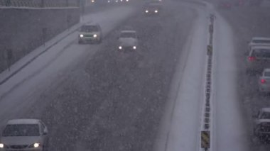 Köprü üzerinde bir kar yağışı sırasında yol kavşağı