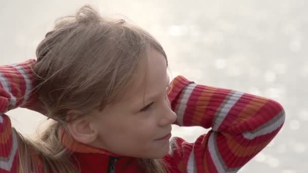 Girl straightens her hair in the wind — Stock Video