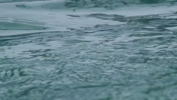 Langzame golven en kolkende water close-up. — Stockvideo
