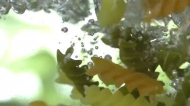 Çok renkli makarna pişirme.