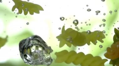 Kaynar suda çok renkli makarna.