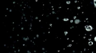 Karanlık su kabarcıkları.