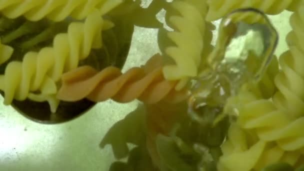 Pasta in kokend water. — Stockvideo