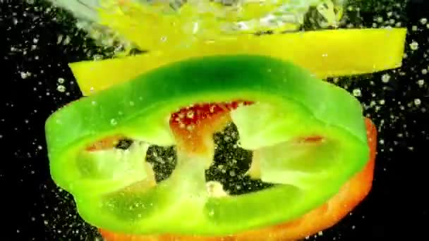 Klesající různobarevné papriky — Stock video