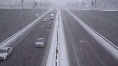 Kar yağışı ve trafik Köprüsü