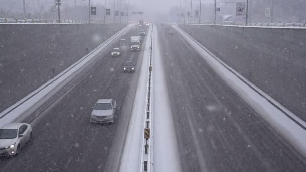 Snöfall och trafik från bron — Stockvideo