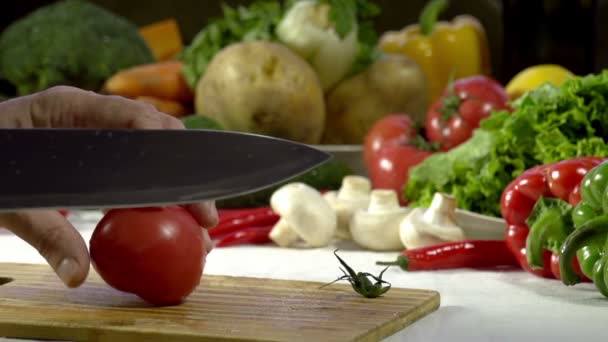 Messer schneidet Tomate. — Stockvideo