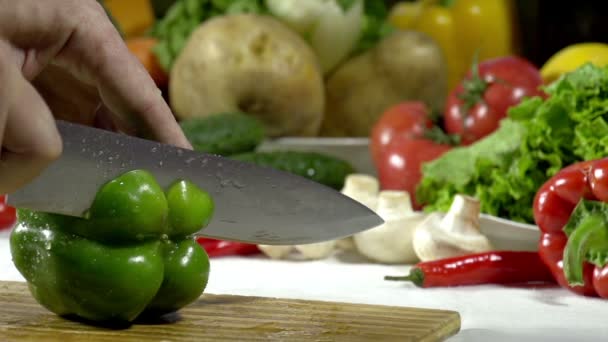 Kesme bıçağı yeşil dolmalık biber. — Stok video